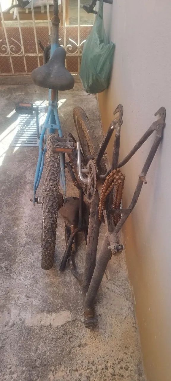 Bicicleta e um quadro com dois aros e peneus - Foto 3