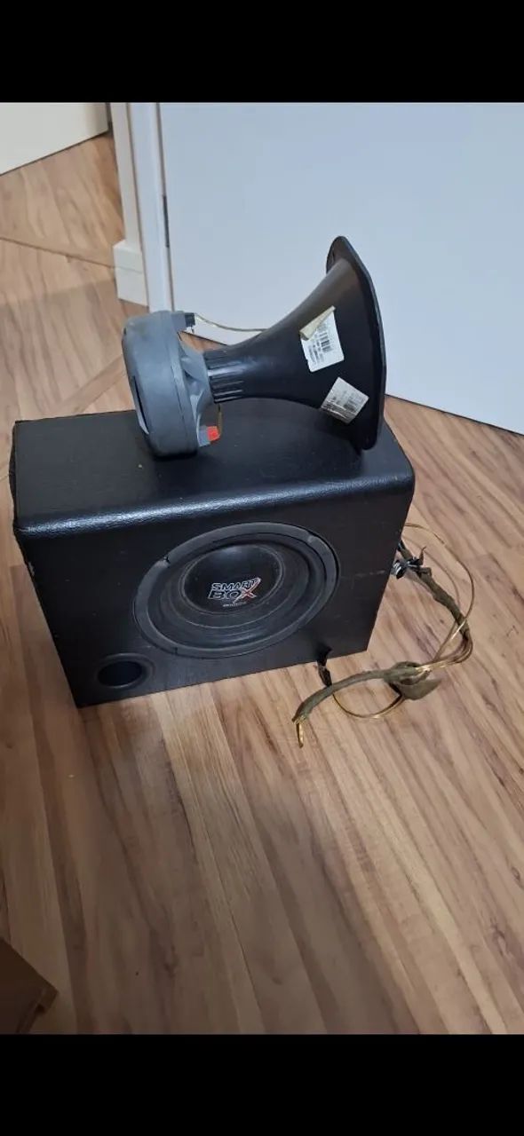 Caixa de som subwoofer com corneta 