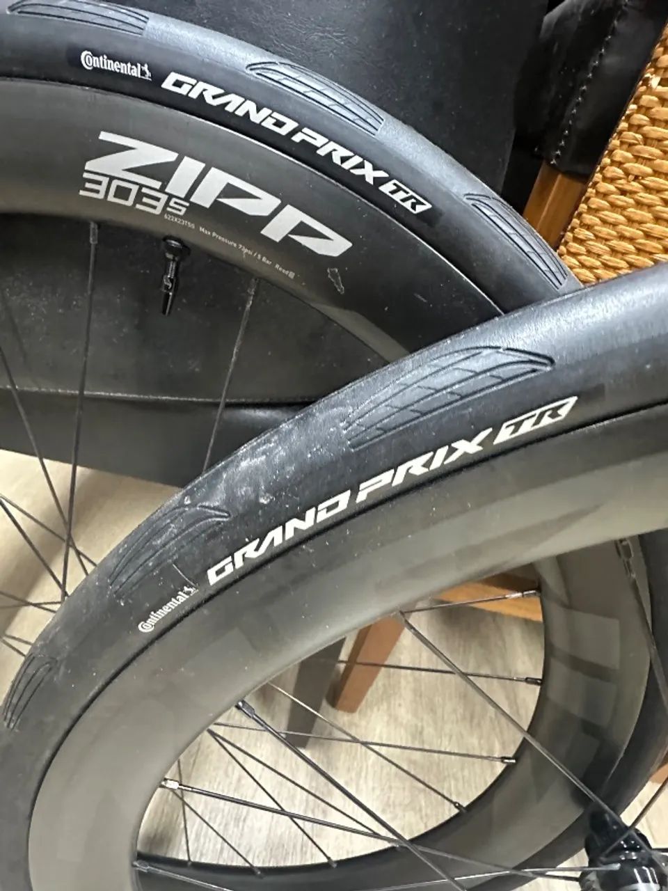 Par de roda ZIPP 303s usada com pneu zero km - Foto 4