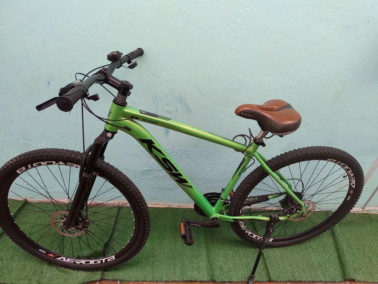 Bicicleta aro 29 semi nova muito pouco usada.