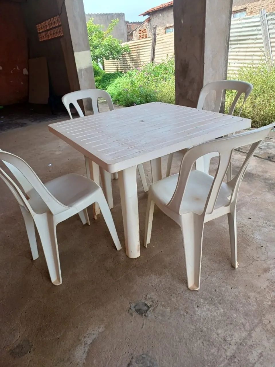 Desapegando de Excelente Mesa marfinite com 4 cadeiras - 180,00 - Foto 2