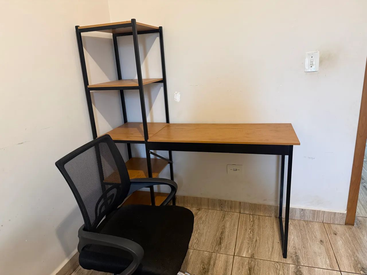 Vendo escrivaninha e cadeira  - Foto 2