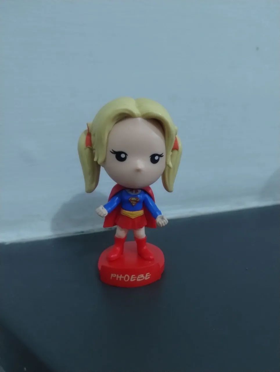 Phoebe bobs