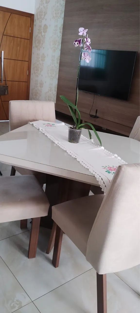 Mesa com quatro cadeiras - Excelente  - Foto 2