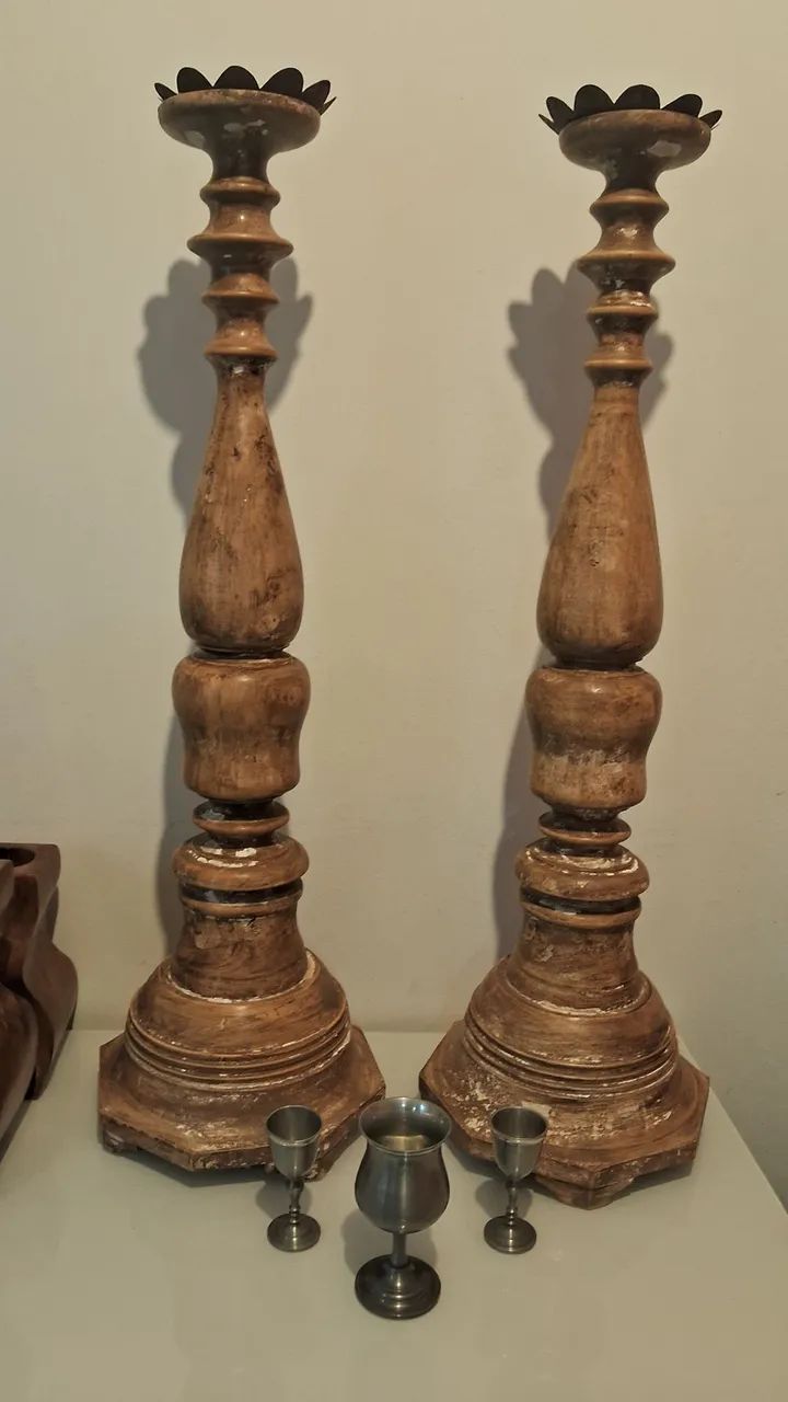 Par de Belíssimos Toucheiros de Madeira 