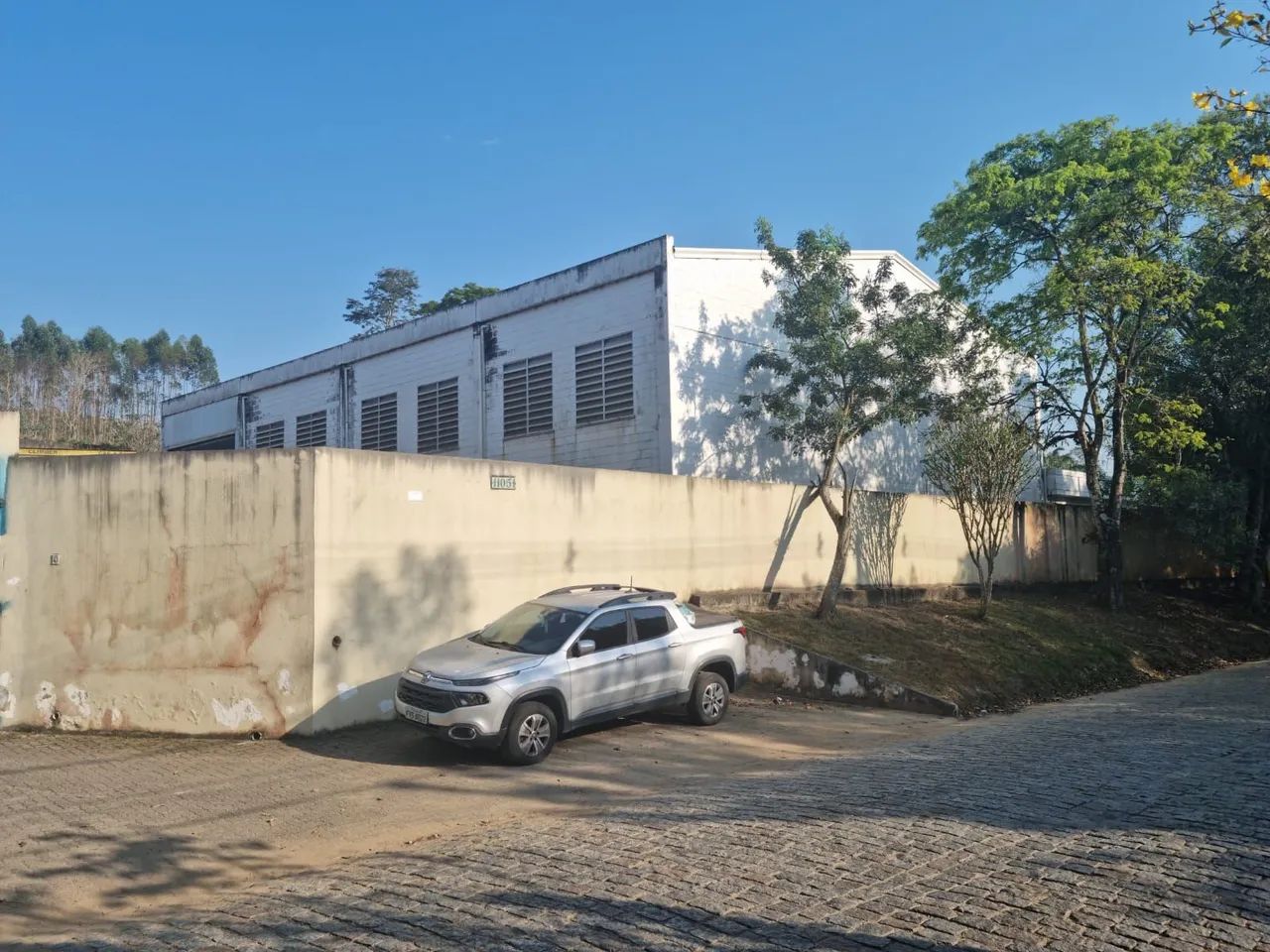 Galpão para venda ou locação em Guararema 