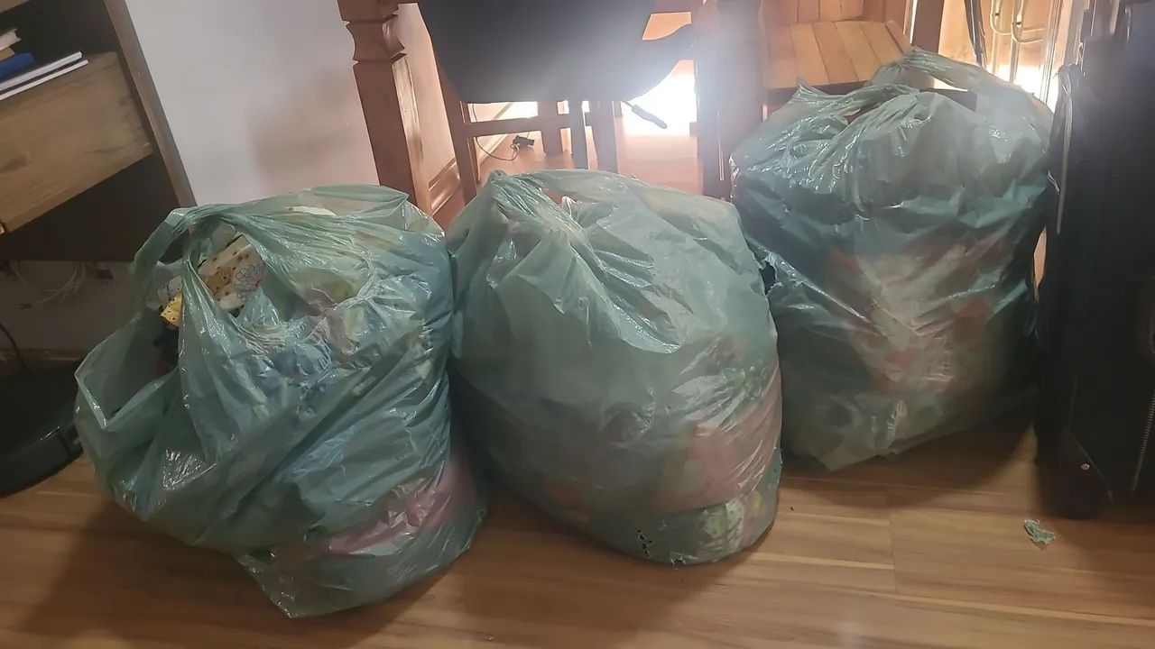 Lote de roupas para bazar - Foto 2
