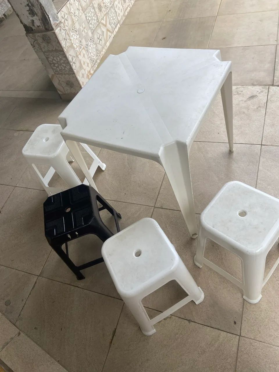 Mesa de Plástico + 4 banquetas 