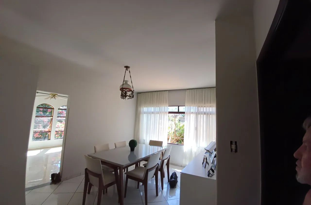 Mesa com 6 cadeiras estofadas 