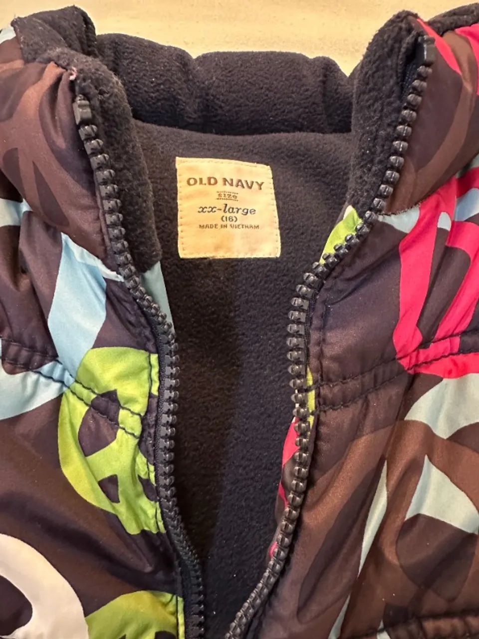 COLETE PUFFER ACOLCHOADO SÍMBOLOS DA PAZ - XXL/16 anos (Importado - Old Navy) - Foto 3
