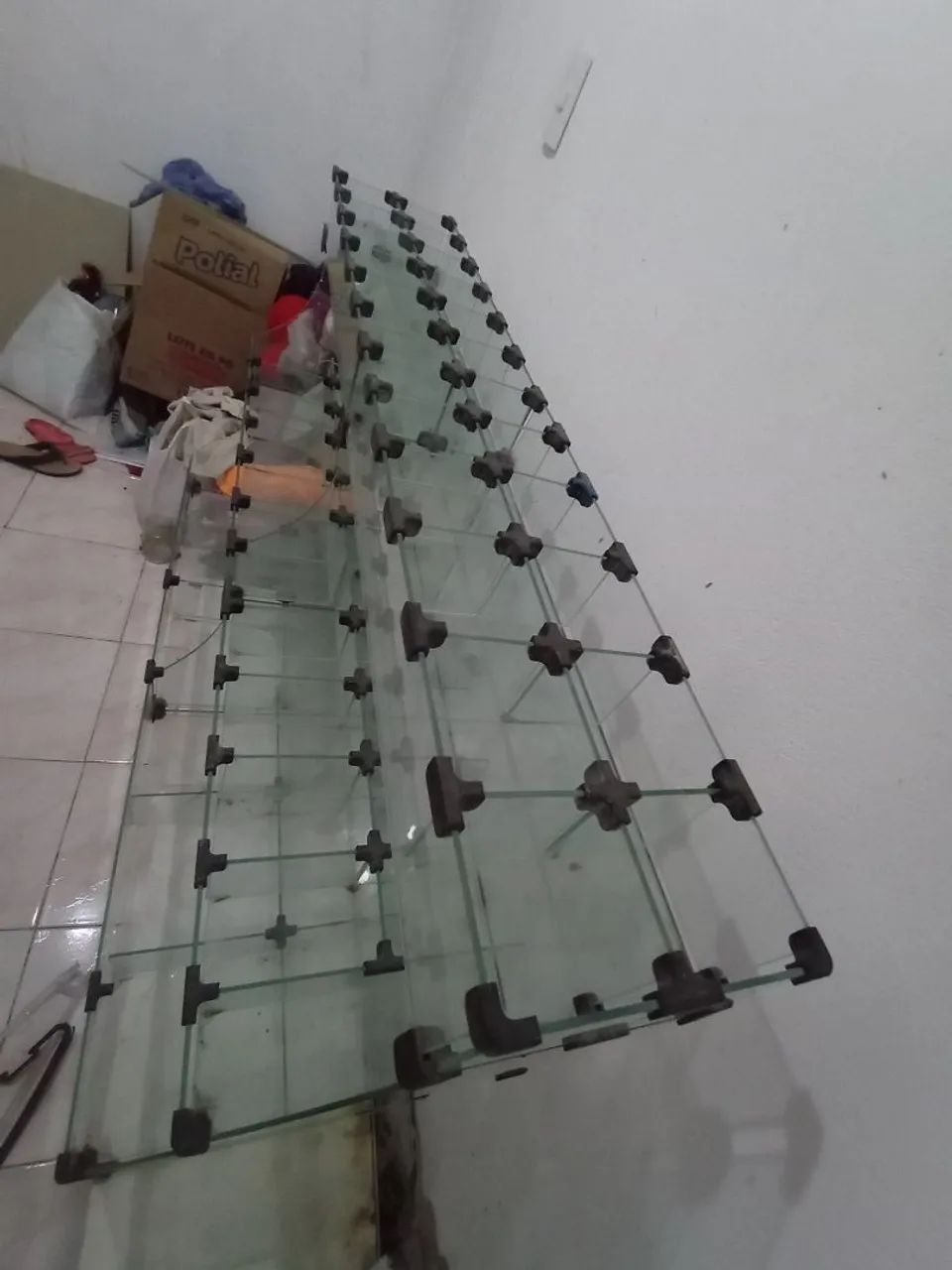 Vede-se balcão de vidro com divisórias 