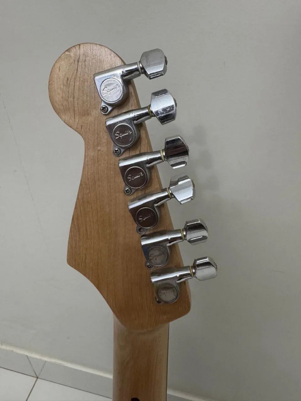 Guitarra Squier by Fender Stratocaster Preta - Foto 2