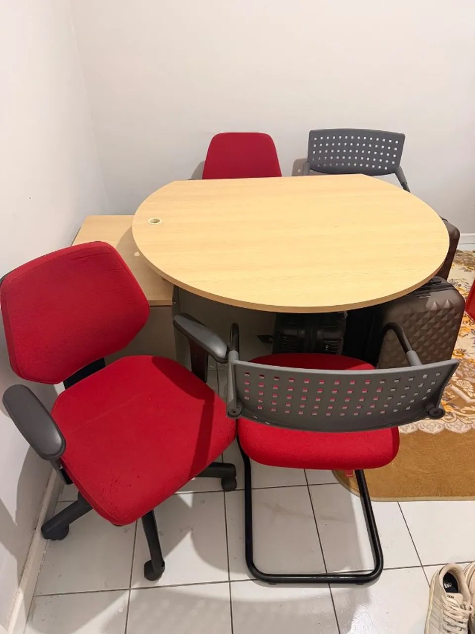 Mesa e cadeira de escritorio