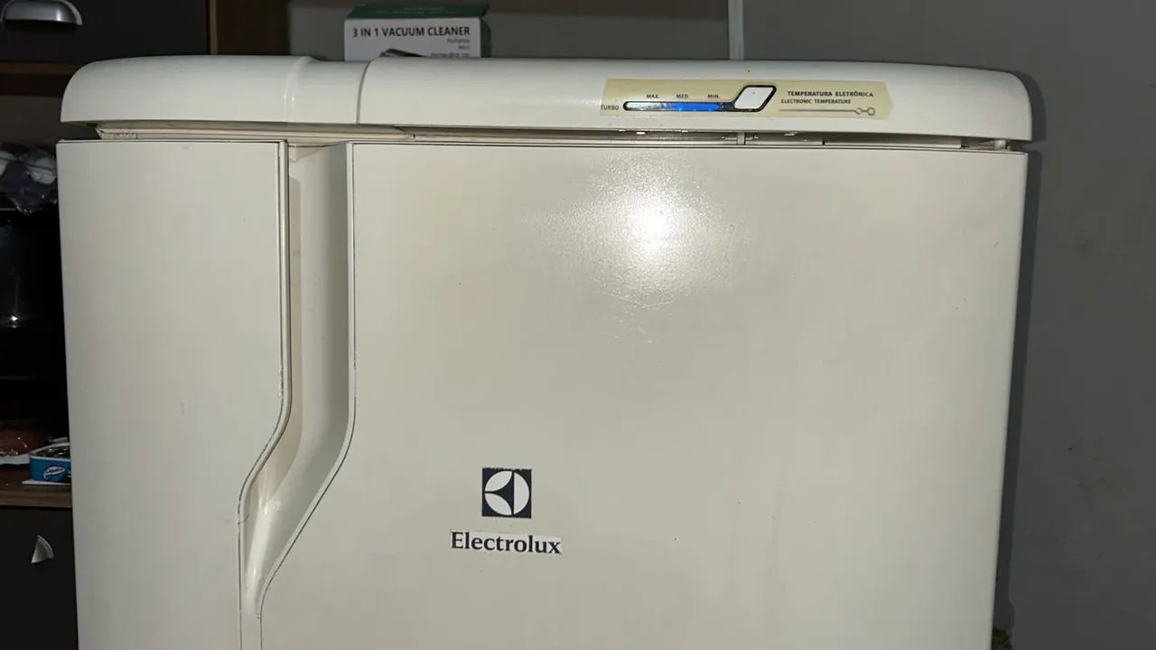 Vendo geladeira Eletrolux bca gelo seco