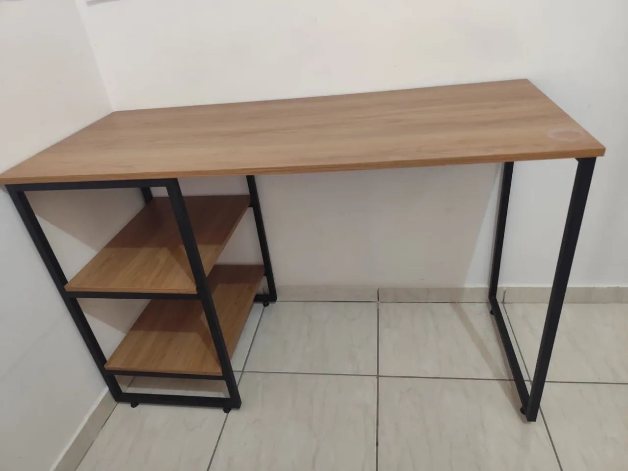 Escrivaninha Seminova Ideal Para Estudos ou Home Office Comprada em 2024 - Foto 2