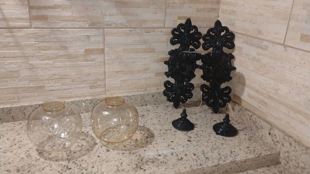 Arandela com luminária e cupula