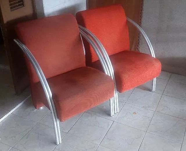 Conjunto com 02 poltronas decorativas de 01 lugar, vermelhas, com braço tubular de alumíni - Foto 2