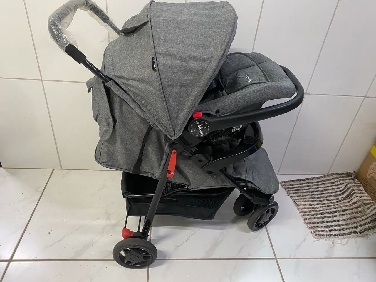 Carrinho de bebê voyage com bebê conforto  - Foto 4