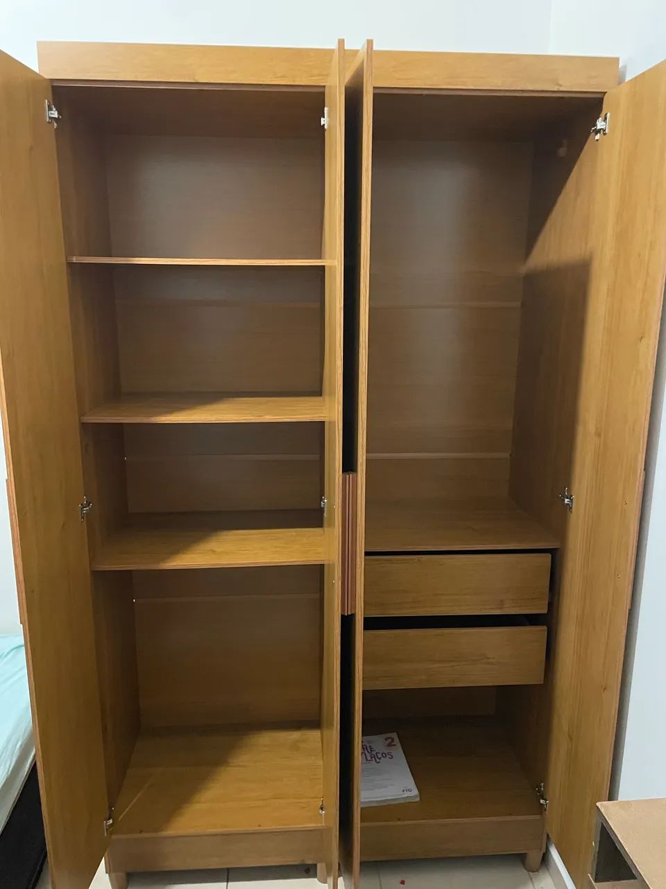 Guarda roupa 4 portas IMPECÁVEL  - Foto 2
