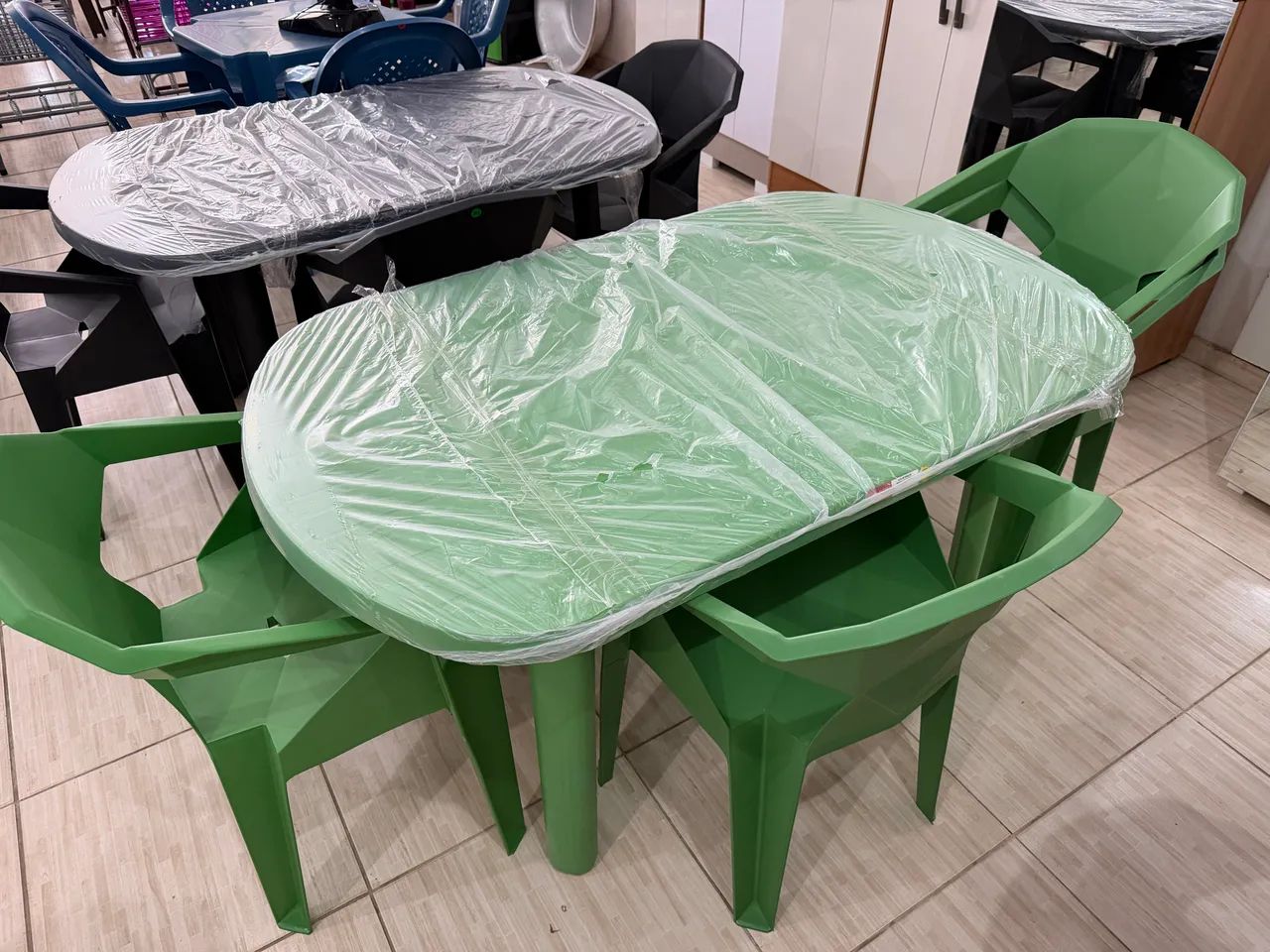 MESA OVAL GRANDE CADEIRAS 3D