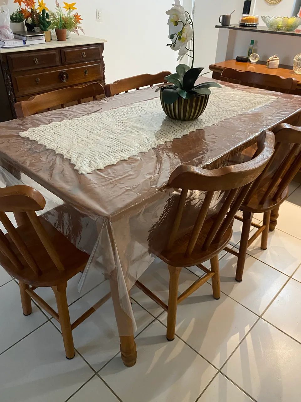 Ótima mesa de jantar com seis cadeiras. Madeira de Gravatá