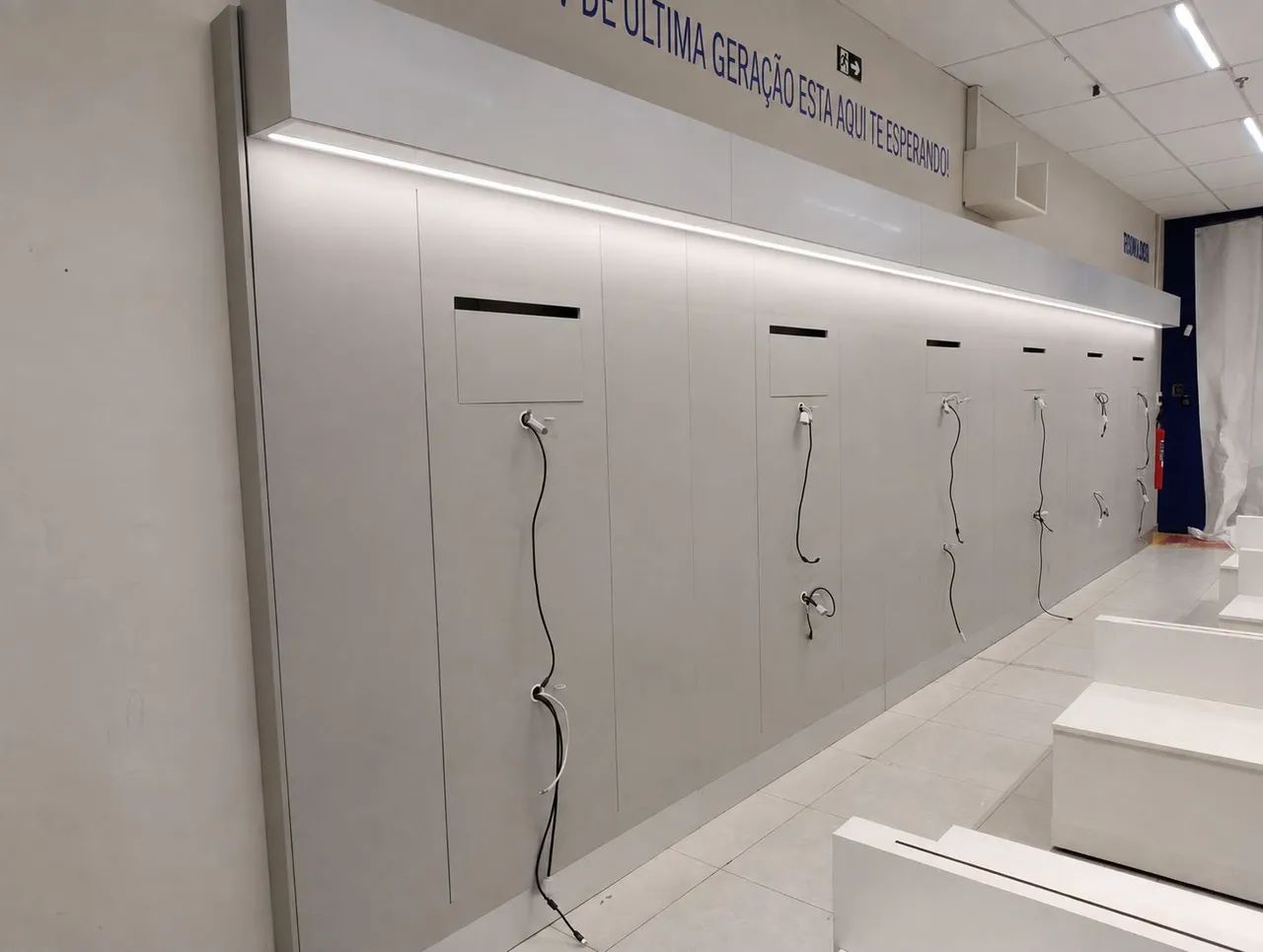 Painel Comercial Planejado C/ Iluminação LED (Ele divide em 5 partes)