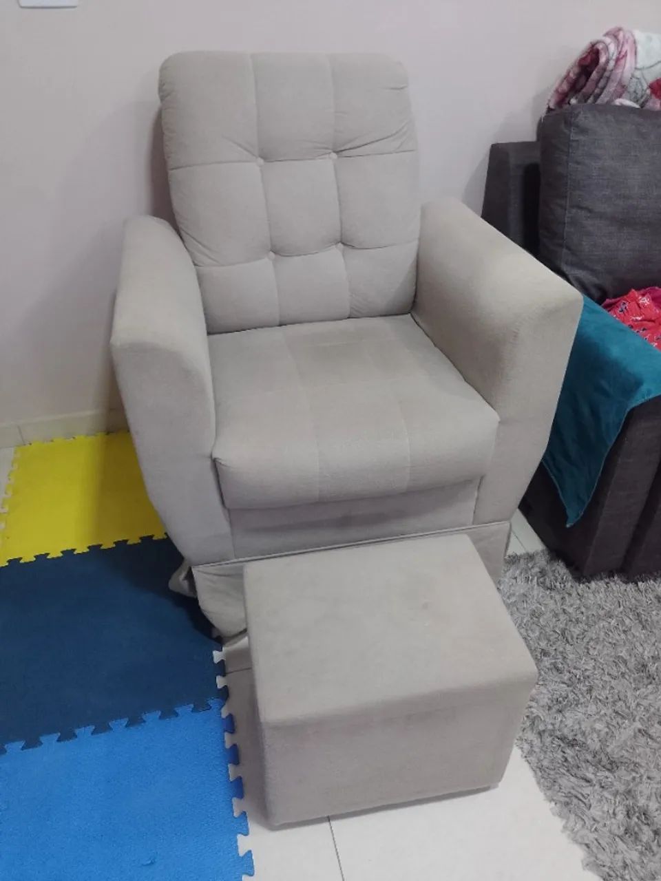 poltrona de amamentação com puff