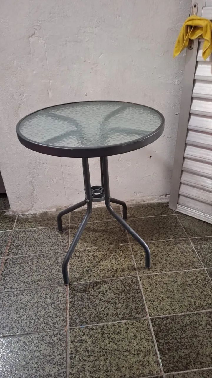 Vendo Mesa com tampo de vidro redonda! 