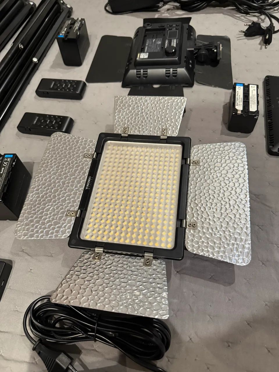 Kit Iluminação Yongnuo YN300 III (2 LEDs + Baterias + Fontes + Tripés) - Foto 2