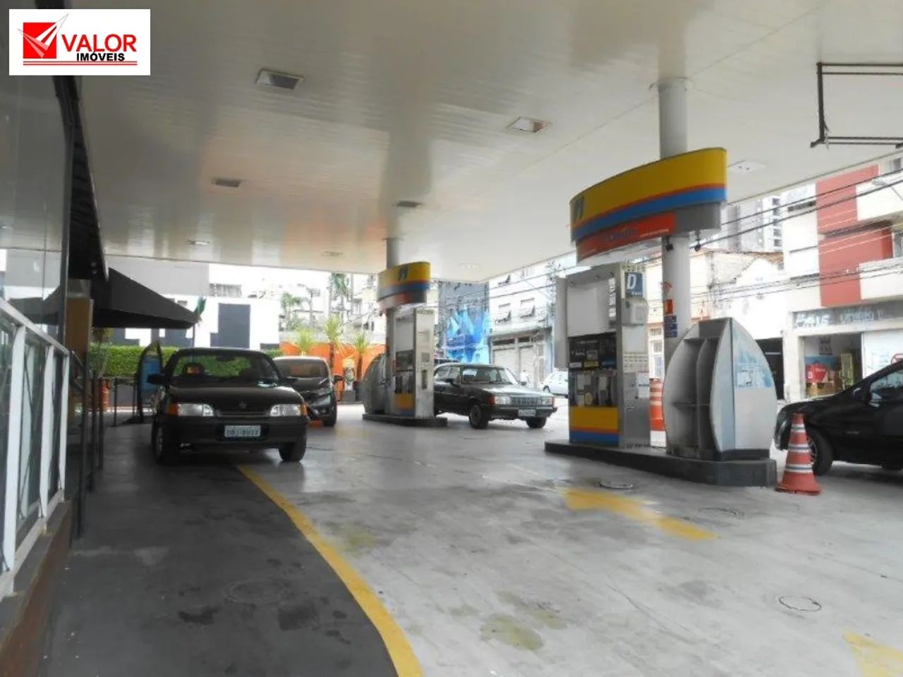 TERRENO EM ESQUINA; BEM MOVIMENTADA... - Foto 4