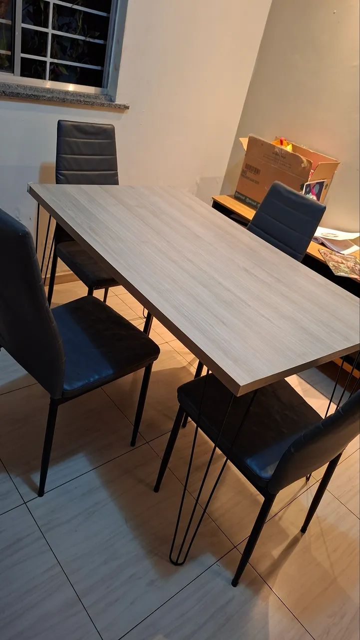 Mesa de jantar com 4 cadeiras 