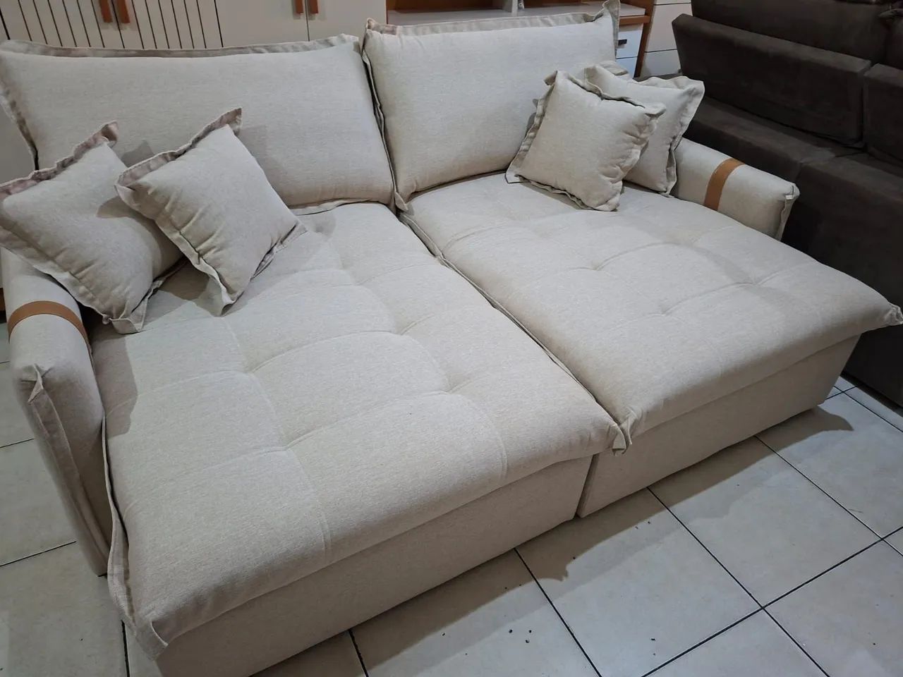 Sofá Cama Novo Tem 2.20 De Largura tecido linho cor Bege. - Foto 2