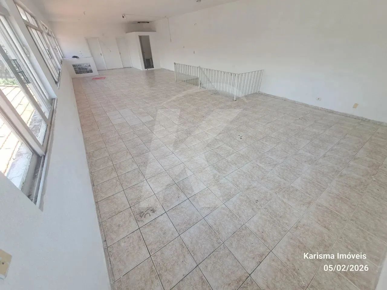 Salão medindo 110 m² com 2 banheiros. - Foto 2