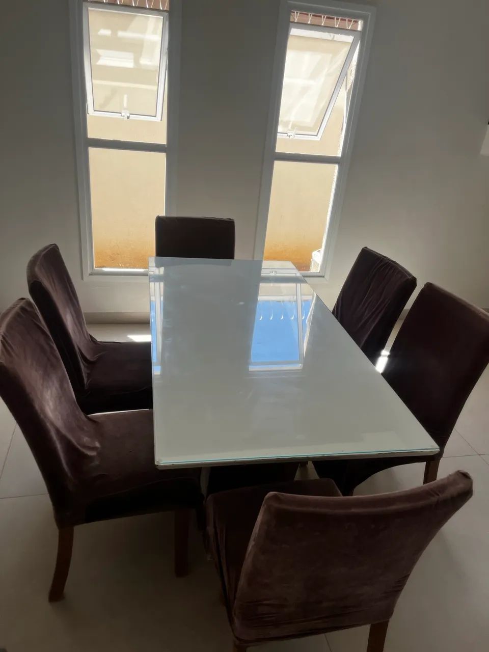 Conjunto Sala de Jantar com mesa, tampo em vidro e 6 cadeiras 