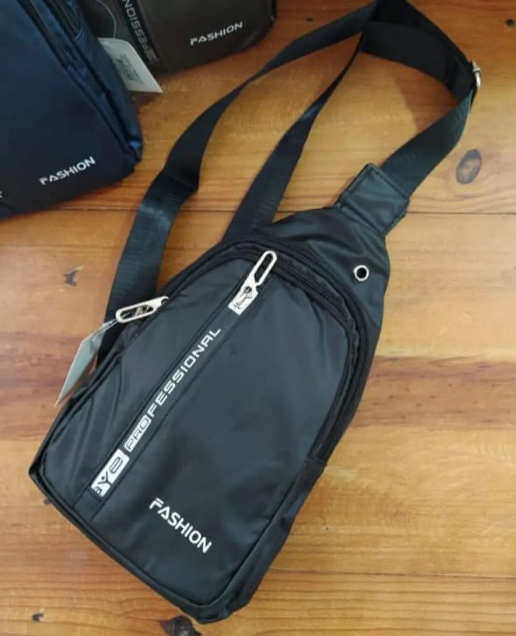 Mini mochila transversal cabe celular e pequenos objetos - Foto 4