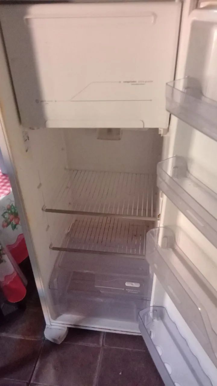 Geladeira  Electrolux  gelo seco - Foto 2