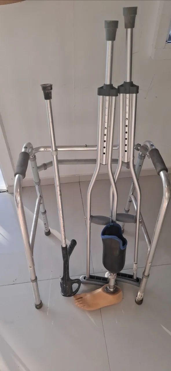Muleta, andador, perna mecânica  esquerda - Foto 2