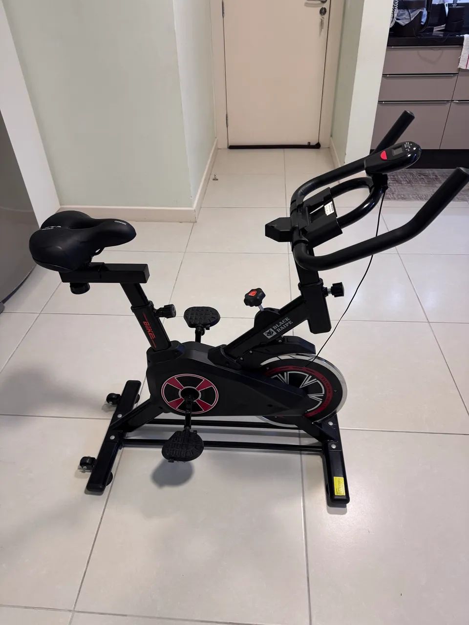 Bicicleta Ergometrica Spinning Preta com Vermelho 8kg de Inércia  - Foto 5
