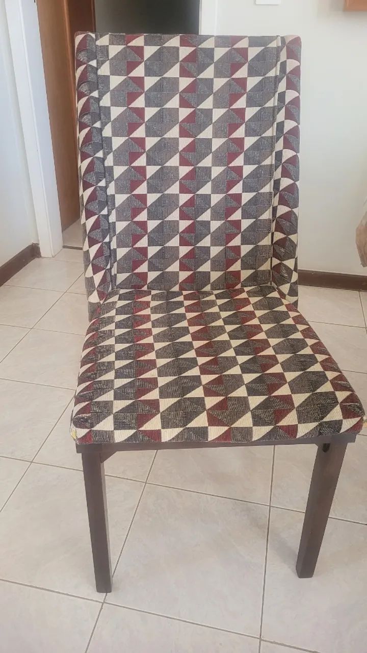 Mesa de jantar retangular madeira maciça super resistente em ótimo estado de conservação. 