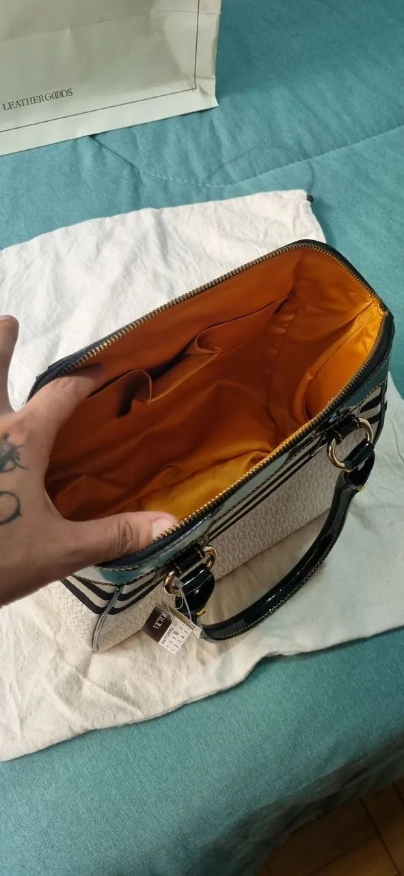 Bolsa Victor Hugo Original Sem Uso - Preta e Branca - Foto 4
