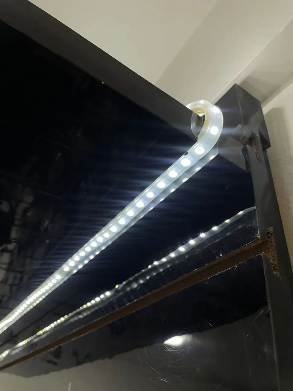PAINEL EXPOSITOR PARA LOJA COM LED - FÓRMICA PRETA - Foto 3