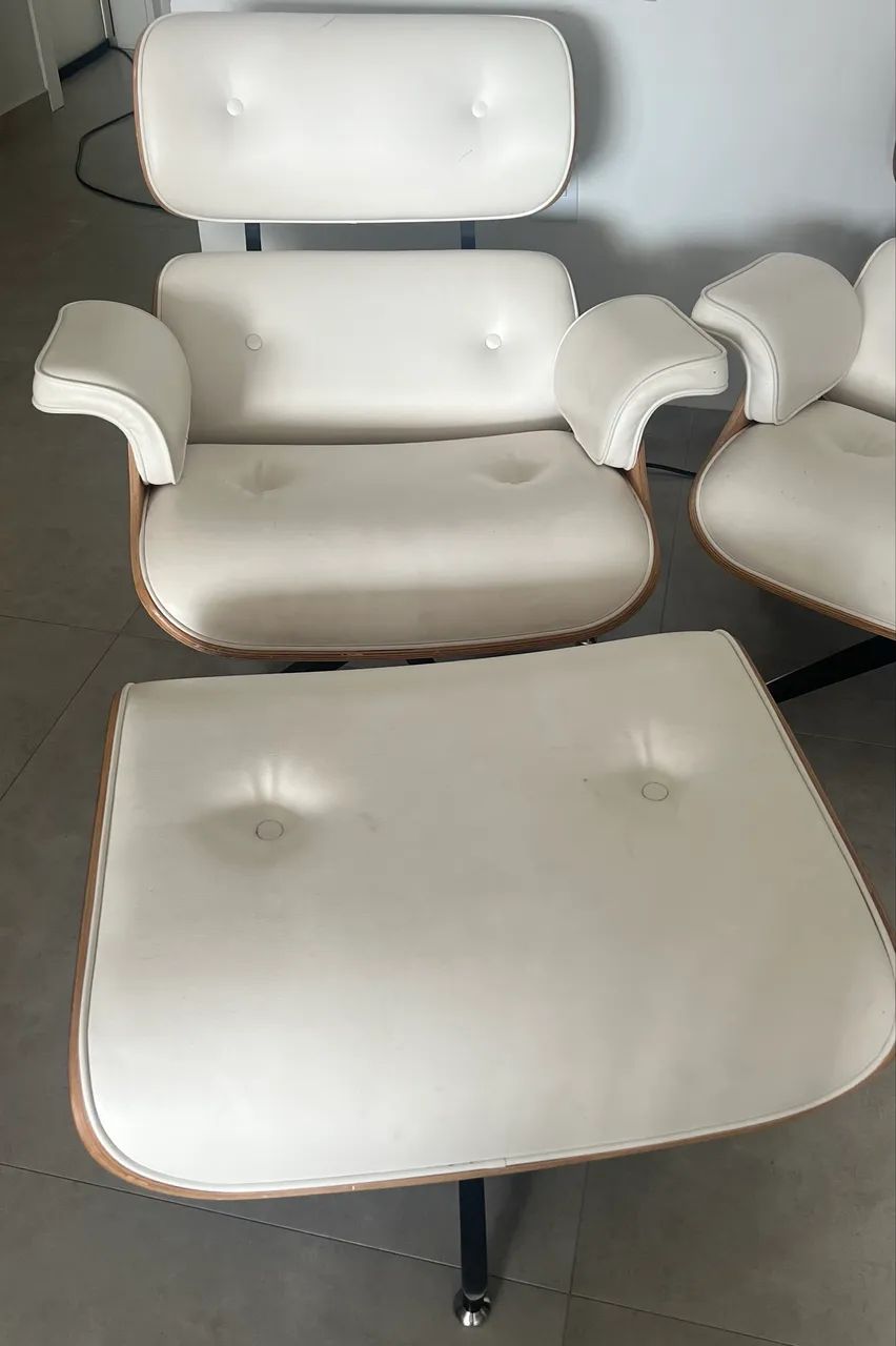 Poltrona Charles Eames em Couro Legítimo + Puff