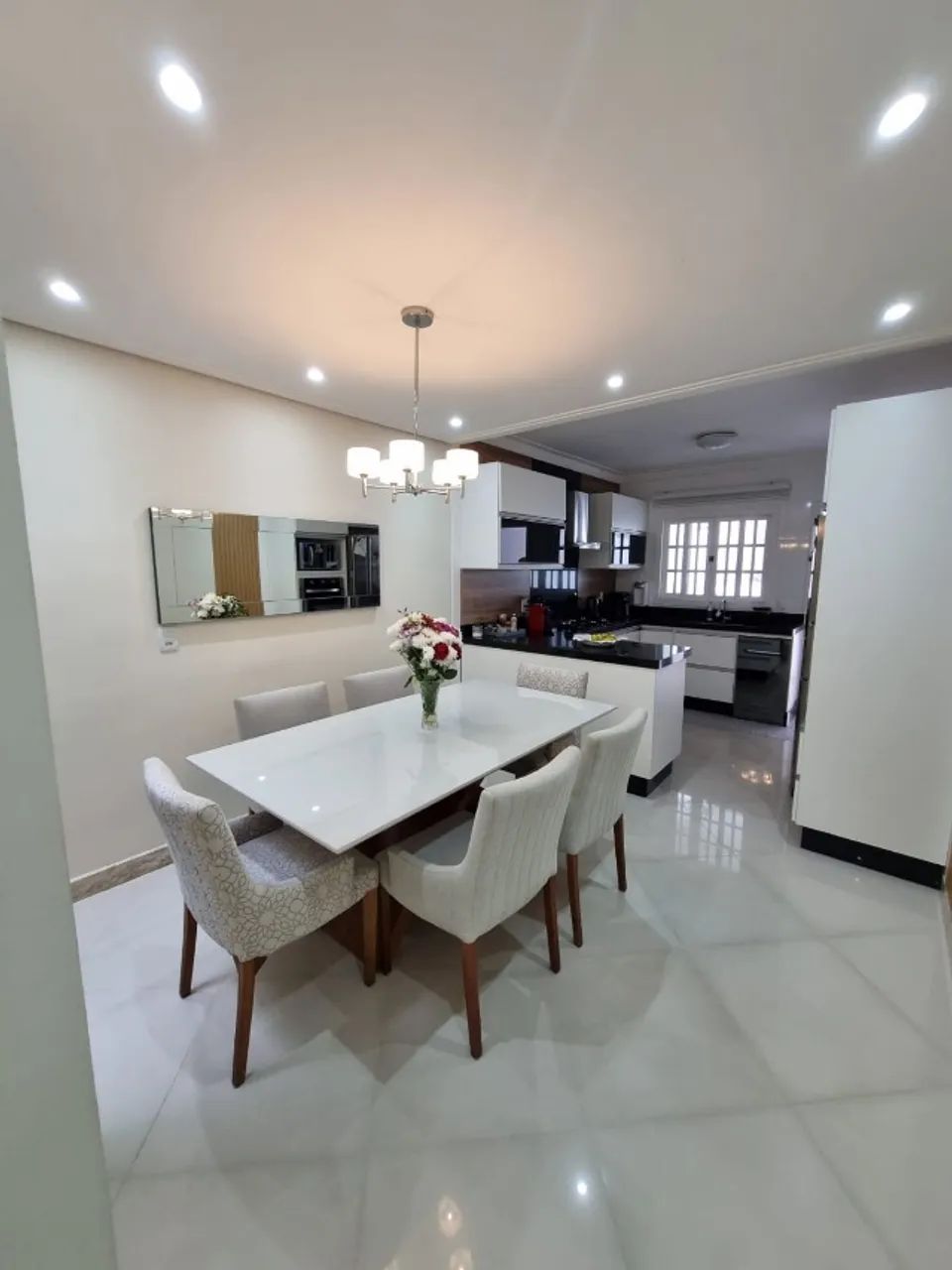 Sobrado 3 suítes, 5 vagas e ao lado do metrô