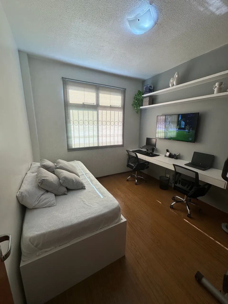 Cama em MDF, mesa e prateleiraa