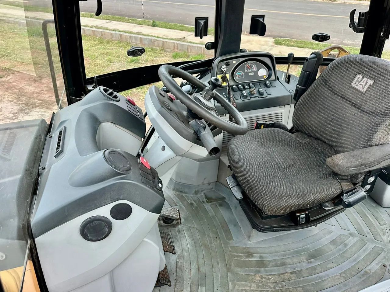 Caterpillar CAT 416E 2013 - Cabine Fechada - 6.872 Horas - Pronta para Trabalhar