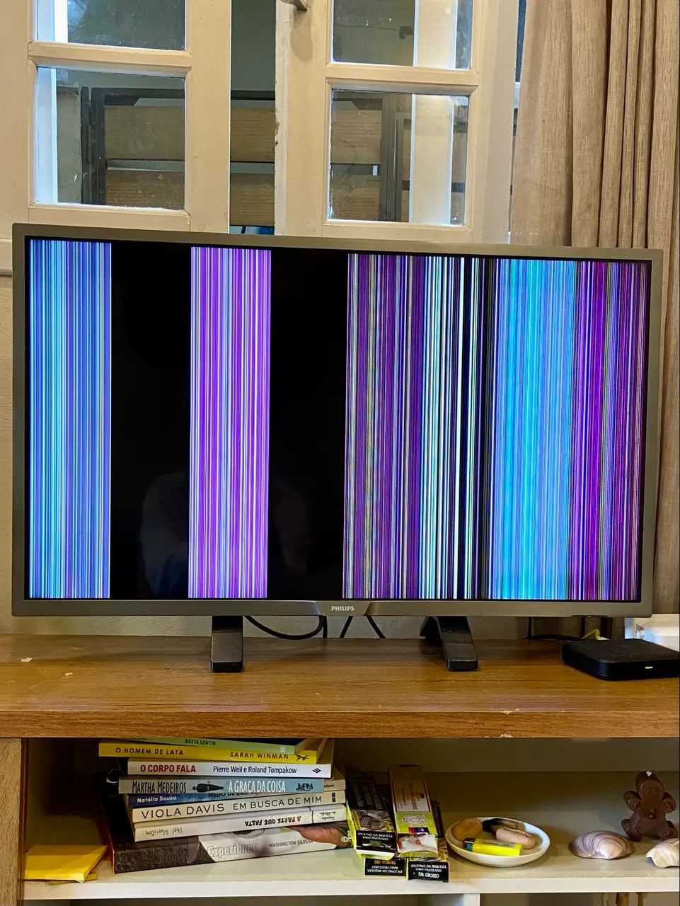 TV Philips LED - Ótima oportunidade para retirada de peças ou conserto