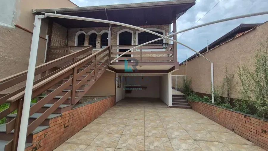 CASA NA VILA ZÉLIA EM LORENA-SP COM 6 QUARTOS