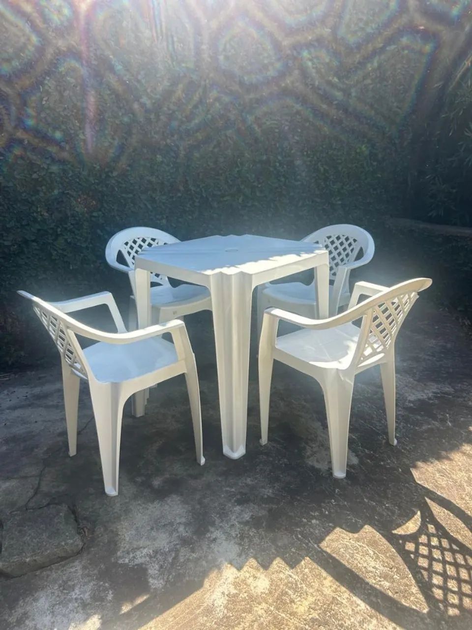 Mesa de plástico, branca, quadrada Tramontina  com 4 cadeiras de plástico, brancas 