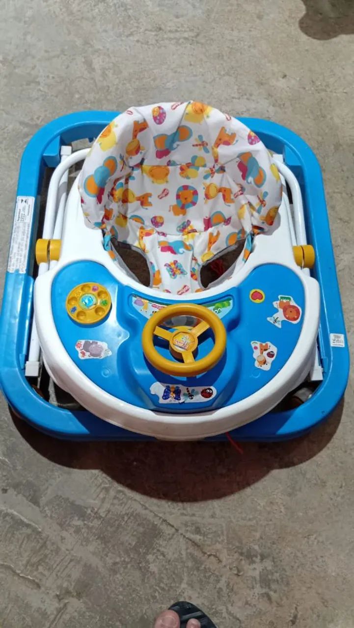 Carrinho de bebê e andador. 