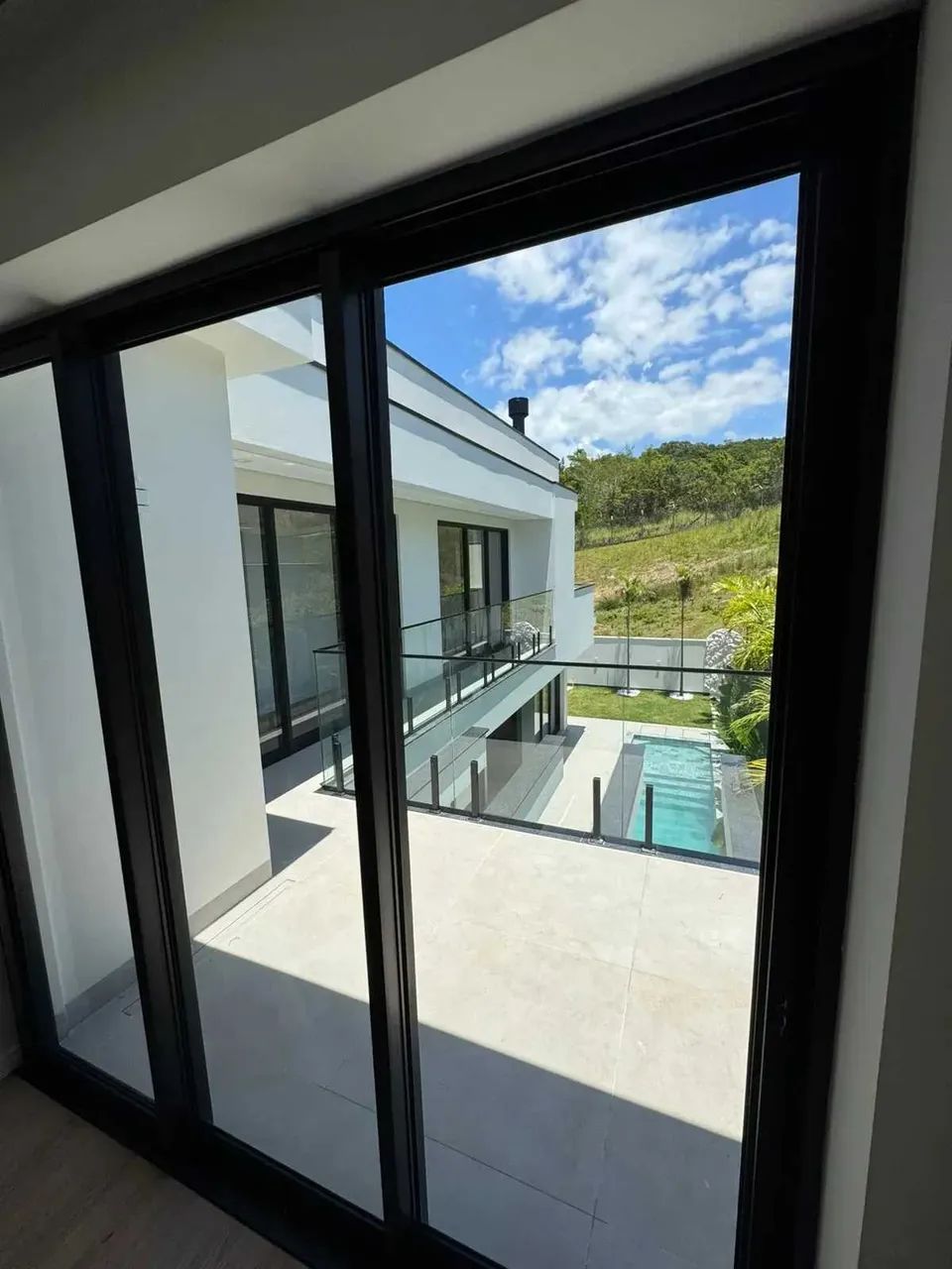 Casa com 3 dormitórios sendo 3 suítes e 4 vagas de garagem em São José/SC - Foto 4